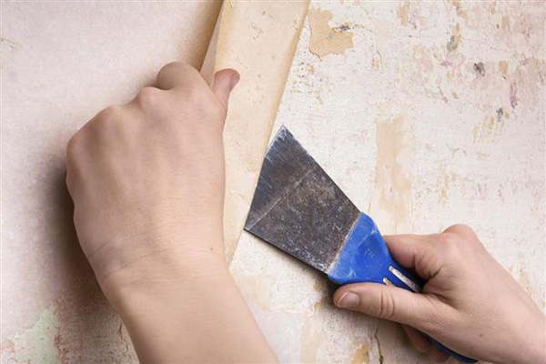 مرحله چهارم کندن کاغذ دیواری