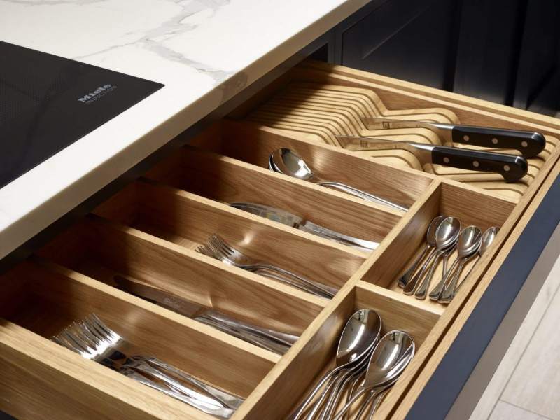 چیدن قاشق چنگال در کابینت