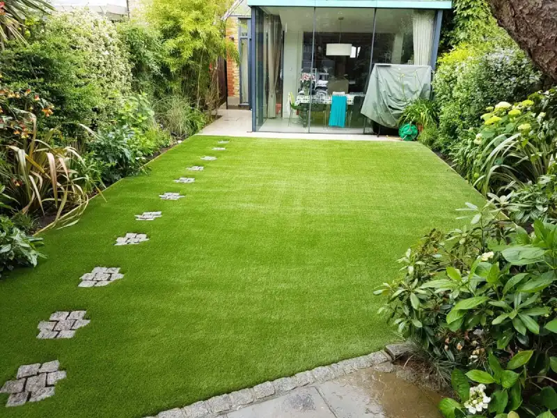 محوطه سازی با چمن مصنوعی بین موزاییک